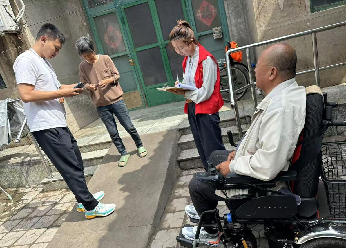 图为帮办代办工作人员入户为残疾人开展代办服务